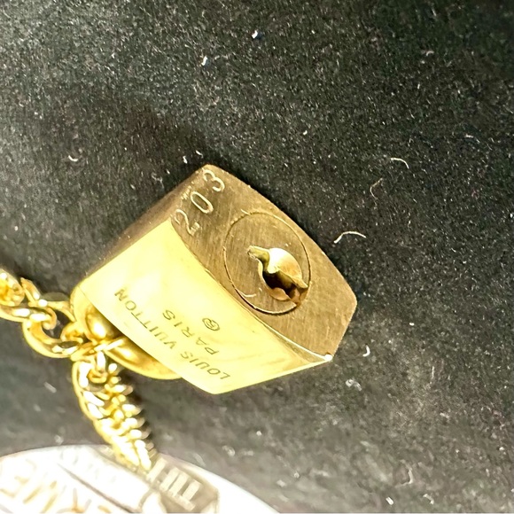 Louis Vuitton Lock #203 Pendant gift set - Picture 5 of 7